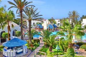 une vue aérienne d'un complexe avec piscine dans l'établissement El Pueblo Tamlelt, à Agadir