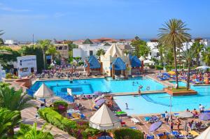 ein großer Pool mit Menschen in einem Resort in der Unterkunft Caribbean Village Agador - All inclusive in Agadir