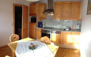 A kitchen or kitchenette at Appartements Bacherhof