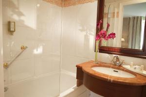 La salle de bains est pourvue d'un lavabo et d'une douche. dans l'établissement Hotel Duquesne Eiffel, à Paris
