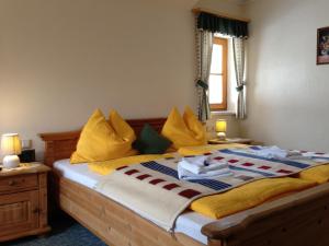 A bed or beds in a room at Appartements Bacherhof