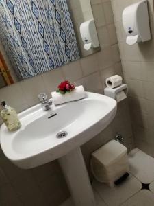 Koupelna v ubytování Hostal Ca'n Tiu