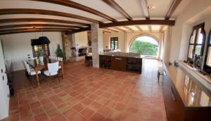 een keuken en eetkamer met een groot plafond bij Cal Petit in Santa Cristina d'Aro