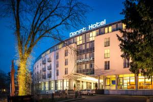 a hotel with a sign on the side of it at Dorint Kongresshotel Düsseldorf/Neuss in Neuss