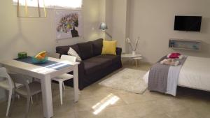 ein Wohnzimmer mit einem Sofa und einem Tisch in der Unterkunft Smile Studio in Kato Daratso