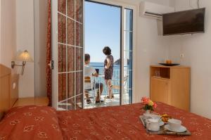 Принадлежности для чая и кофе в Hotel Tolo