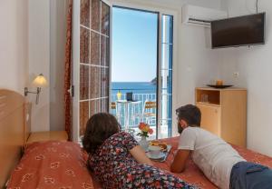 Телевизор и/или развлекательный центр в Hotel Tolo