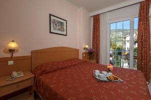 Кровать или кровати в номере Hotel Tolo