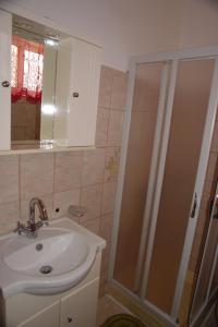 A bathroom at Villa Nefeli Még 37 kép