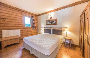 sypialnia z dużym łóżkiem i oknem w obiekcie Residence La Ginabelle - maeva Home w Chamonix-Mont-Blanc