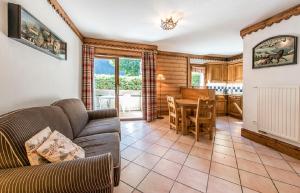 salon z kanapą i stołem w obiekcie Residence La Ginabelle - maeva Home w Chamonix-Mont-Blanc