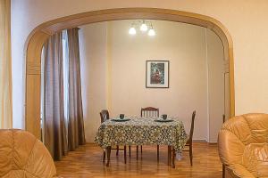 Restoran või mõni muu söögikoht majutusasutuses Cosy Apartment on Nevskiy