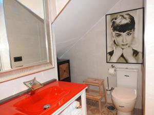 コンペタにあるLoft El Sueñoのバスルーム(赤い洗面台、トイレ付) +14枚の写真
