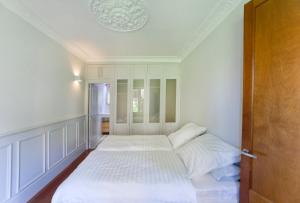 バルセロナにあるMontaber Apartment - Bailénのベッドルーム1室(白いベッド1台付)