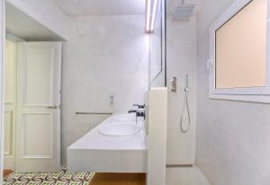 バルセロナにあるMontaber Apartment - Bailénの白いバスルーム(シンク、鏡付)