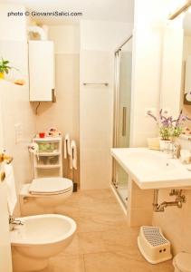 梅納焦的住宿－Casa Azzurra，一间带卫生间和水槽的浴室