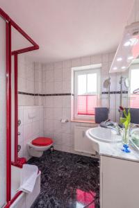 ゲーレンにあるVilla Mona Lisa - Ferienzimmer 7のバスルーム(トイレ、洗面台、トイレ付)