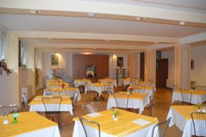 un restaurante con mesas y sillas con manteles amarillos en Casa Religiosa Di Ospitalità Nazareno, en Spoleto