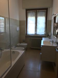 A bathroom at Color House Malpensa B&B