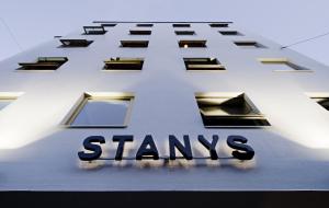 Znak Starbucksbucks na boku budynku w obiekcie Stanys - Das Apartmenthotel w Wiedniu