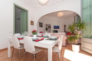 バルセロナにあるMontaber Apartment - Sant Antoniの白いダイニングルーム(白いテーブルと椅子付)