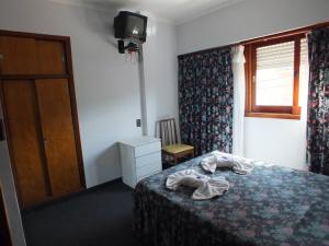 Una habitación de hotel con una cama y una ventana. en Hotel Lantaño, en Mar de Ajó 13 fotos más