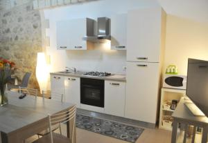 A kitchen or kitchenette at ragusa curtigghiu