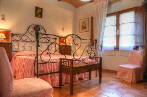 una camera con letto, tavolo e sedie di La Casa Di Nonna Lucia a Montescudaio