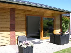 Casa con puerta corredera de cristal y patio en Bungalow-M, en Westerland