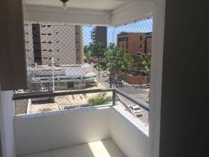 balcón con vistas al perfil urbano en Apartamento San Lorenzo, en Maceió