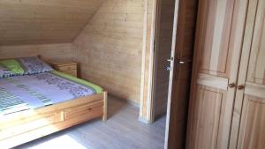 A bed or beds in a room at Domki VIP dla rodzin Ustka