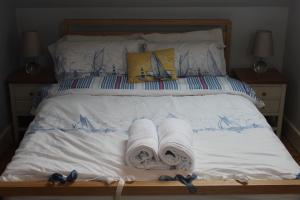 ein Bett mit zwei Rollen Handtücher drauf in der Unterkunft Capel- Y-Bryniau in Pennal