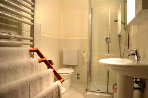 W łazience znajduje się toaleta, umywalka i prysznic. w obiekcie Villa Rilke Duino w mieście Duino