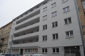 un grand bâtiment blanc dans une rue de la ville dans l'établissement Apartament Orchidea Centrum, à Varsovie