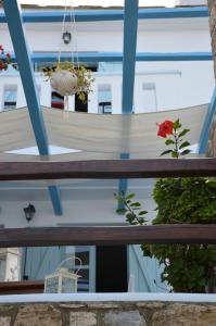 een uitzicht vanaf het balkon van een huis bij Stella's traditional house. in Alonissos stad