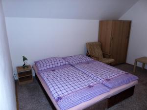 Apartman Svoboda tesisinde bir odada yatak veya yataklar
