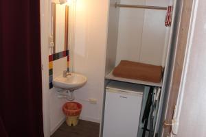 mała łazienka z umywalką i toaletą w obiekcie Pensión Arosa w Barcelonie