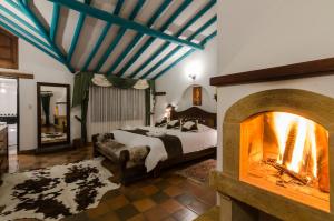 una camera con letto e camino di Hotel Antonio Nariño a Villa de Leyva