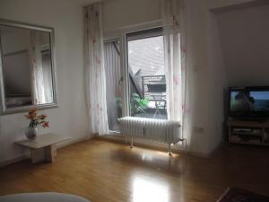 una sala de estar vacía con radiador y ventana en Fewo Am Rathausplatz, en Freiburg im Breisgau