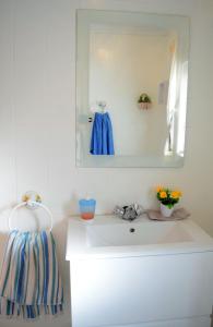 トレドにあるSweet Toledoのバスルーム(白い洗面台、鏡付)