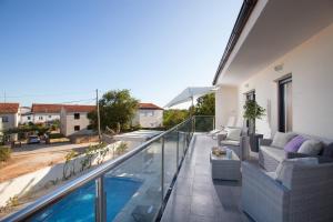 balkon domu z basenem w obiekcie Villa Grey Soul w Medulinie
