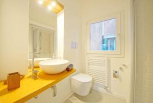 ヴェネツィアにあるDolceVita Apartments N 396の白いバスルーム(洗面台、トイレ付)