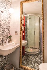 La salle de bains est pourvue d'un miroir, d'un lavabo et d'une douche. dans l'établissement Locazione Turistica Corte Vecchia, à Venise