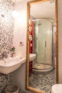 a bathroom with a mirror and a sink and a shower at Locazione Turistica Corte Vecchia in Venice