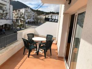 a table and chairs on the balcony of a building at Apartaments S'Arenella in Cadaqués