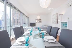 - une salle à manger avec une table et des chaises dans l'établissement Lisbon Expo Apartment, à Lisbonne