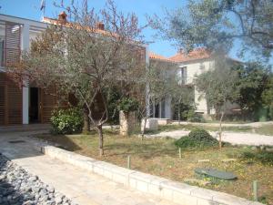 una casa con un jardín delante de ella en Villa Lipa, en Zadar