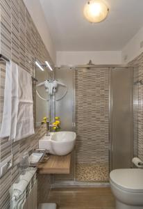 サンタ・マリア・デル・ジューディチェにあるHotel Ristorante da Carlosのバスルーム(洗面台、トイレ付)