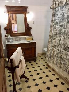 a bathroom with a sink and a mirror at Hotel Casa Silva in San Fernando