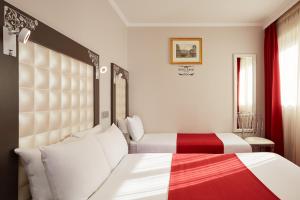 Letto o letti in una camera di Grand Hôtel Amelot
